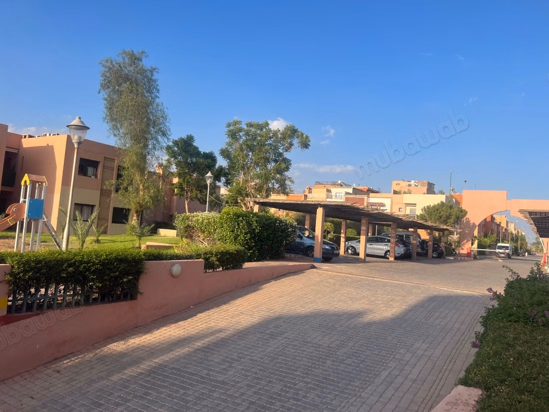 Appartement à louer dans la Route de l'Ourika. Dimension 250 m². Service de gardien disponible, belle piscine