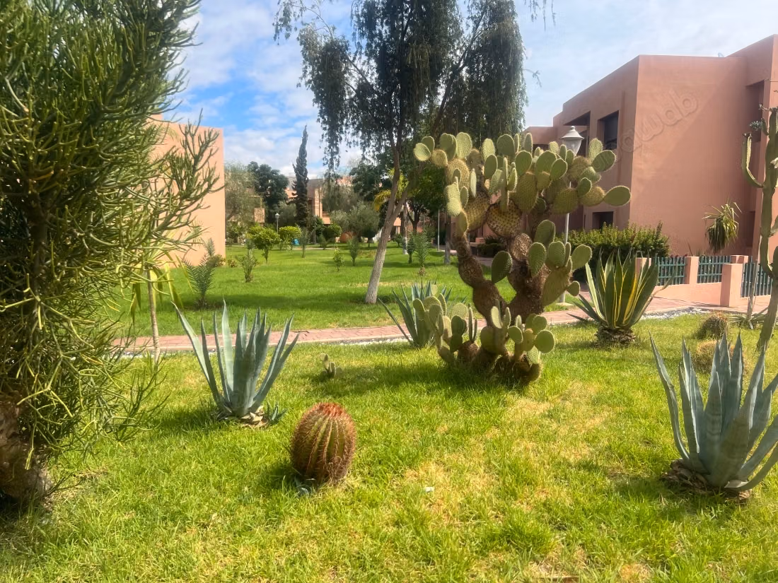 Appartement à louer dans la Route de l'Ourika. Dimension 250 m². Service de gardien disponible, belle piscine