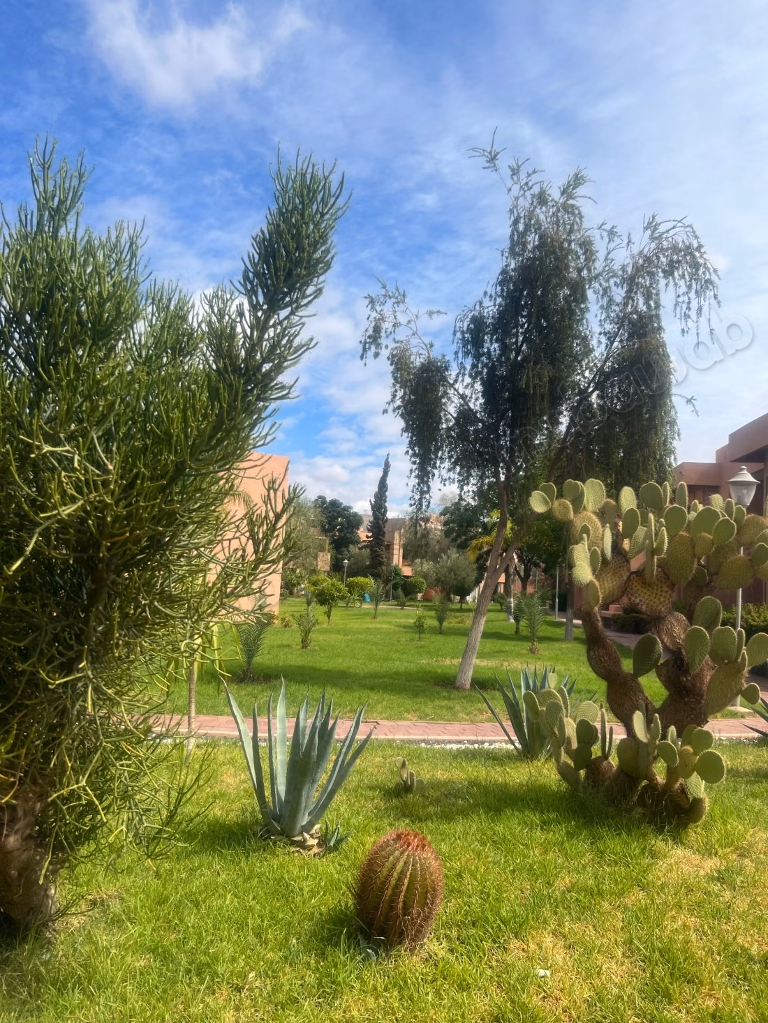 Appartement à louer dans la Route de l'Ourika. Dimension 250 m². Service de gardien disponible, belle piscine