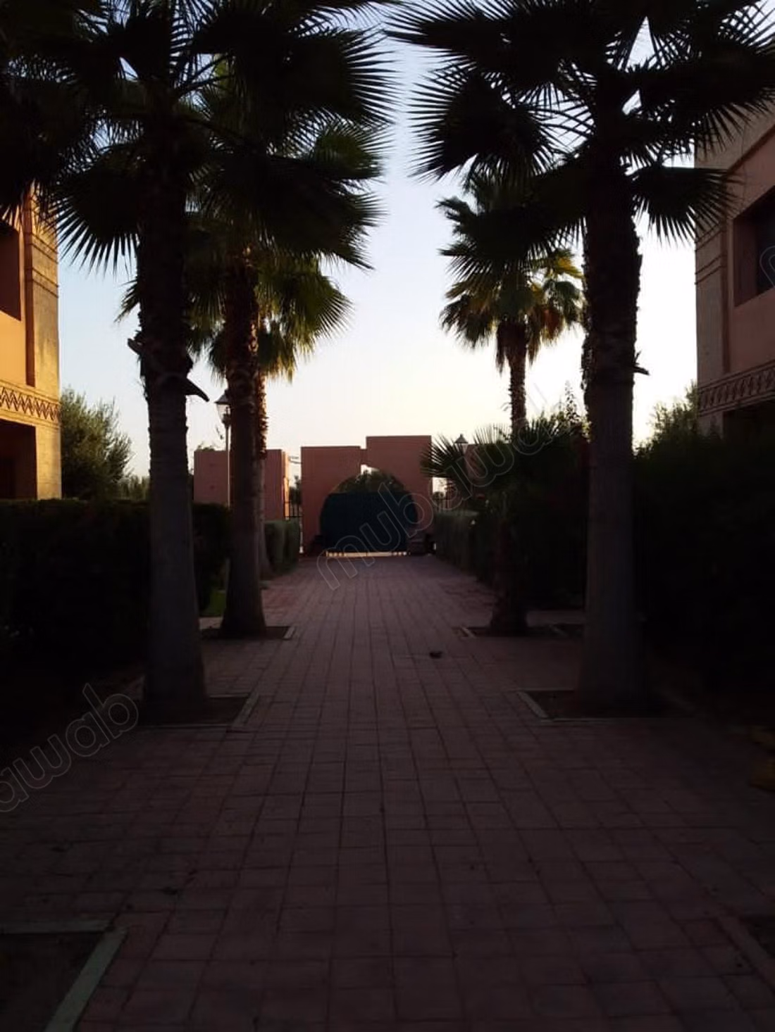 Appartement à louer dans la Route de l'Ourika. Dimension 250 m². Service de gardien disponible, belle piscine