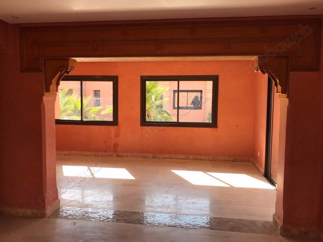 Appartement à louer dans la Route de l'Ourika. Dimension 250 m². Service de gardien disponible, belle piscine