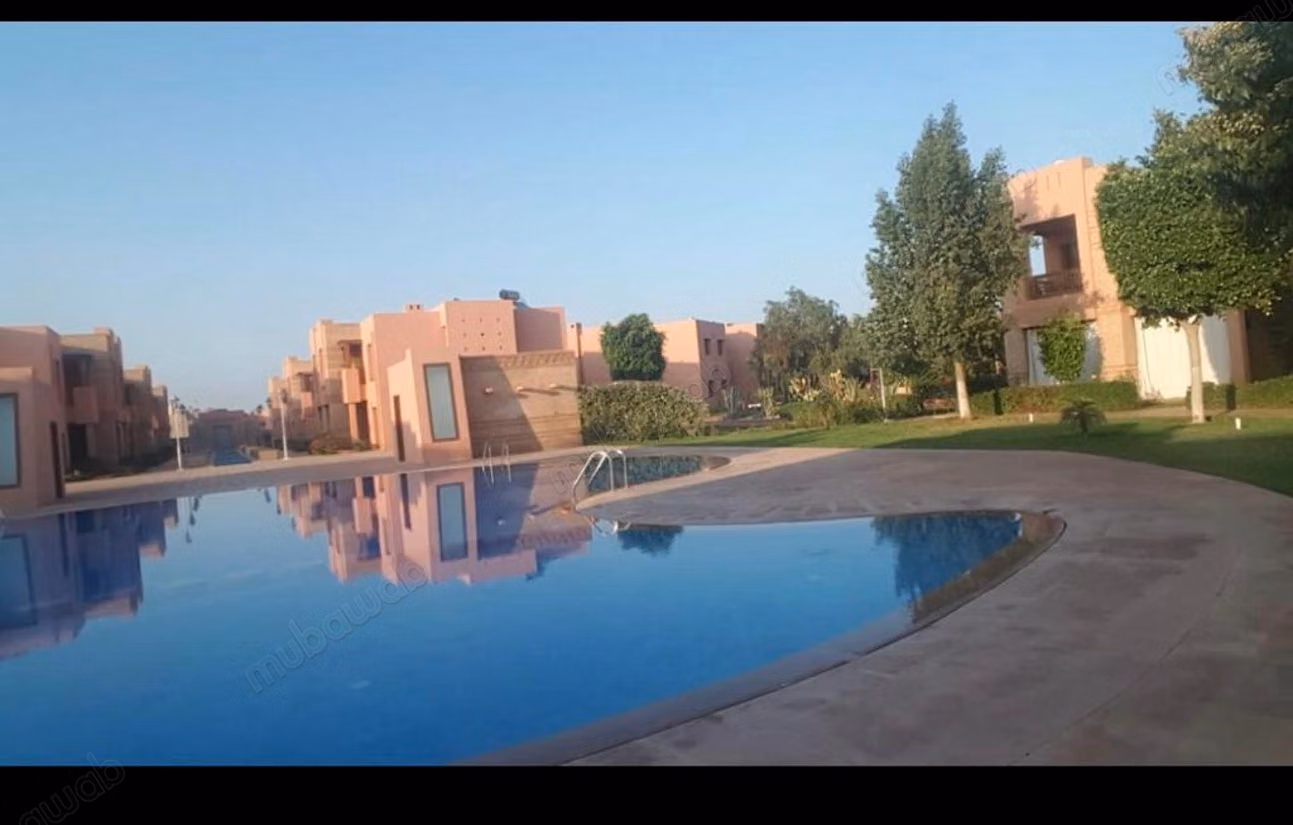 Appartement à louer dans la Route de l'Ourika. Dimension 250 m². Service de gardien disponible, belle piscine