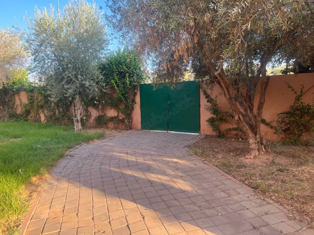 Appartement à louer dans la Route de l'Ourika. Dimension 250 m². Service de gardien disponible, belle piscine
