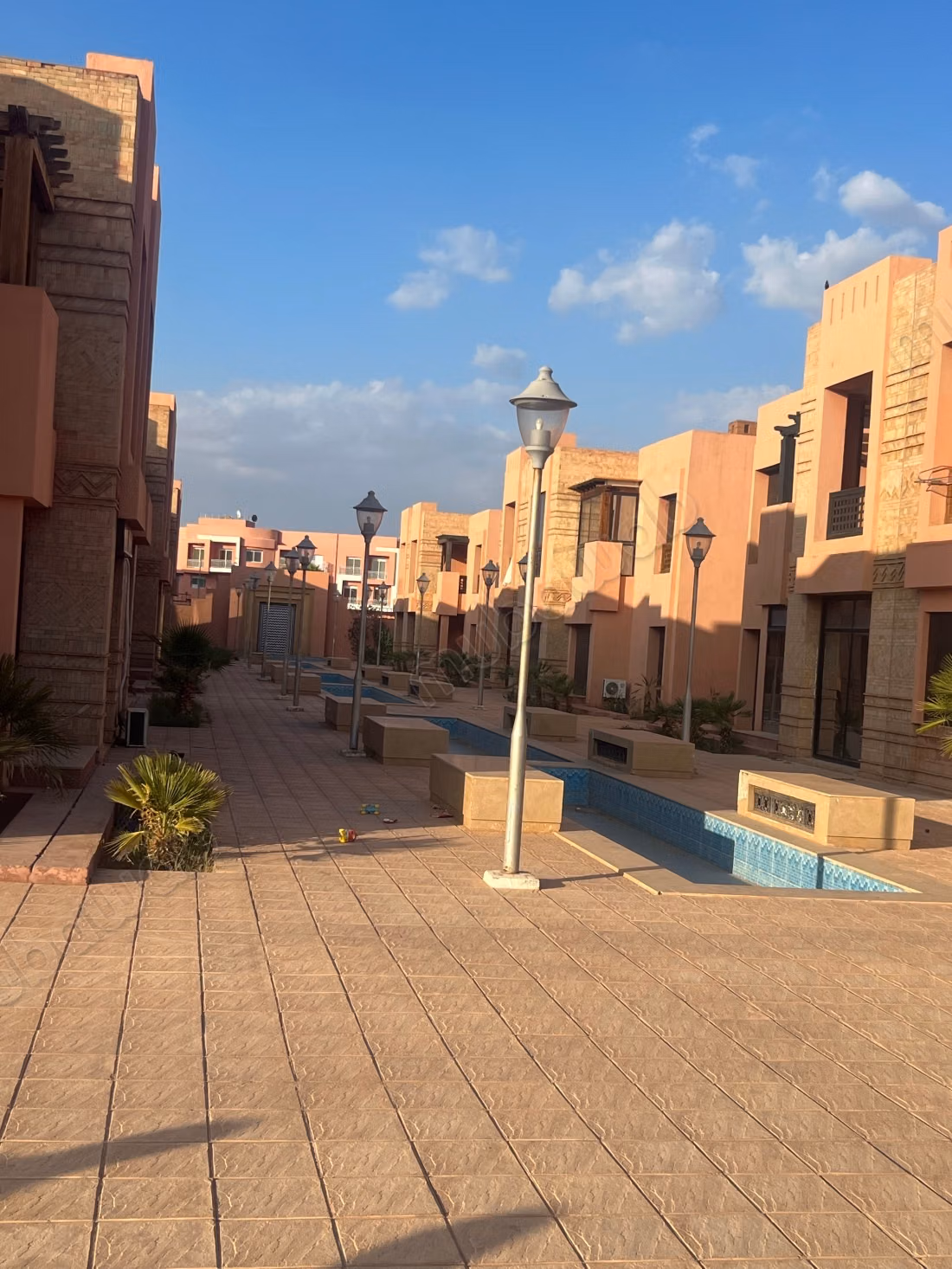 Appartement à louer dans la Route de l'Ourika. Dimension 250 m². Service de gardien disponible, belle piscine