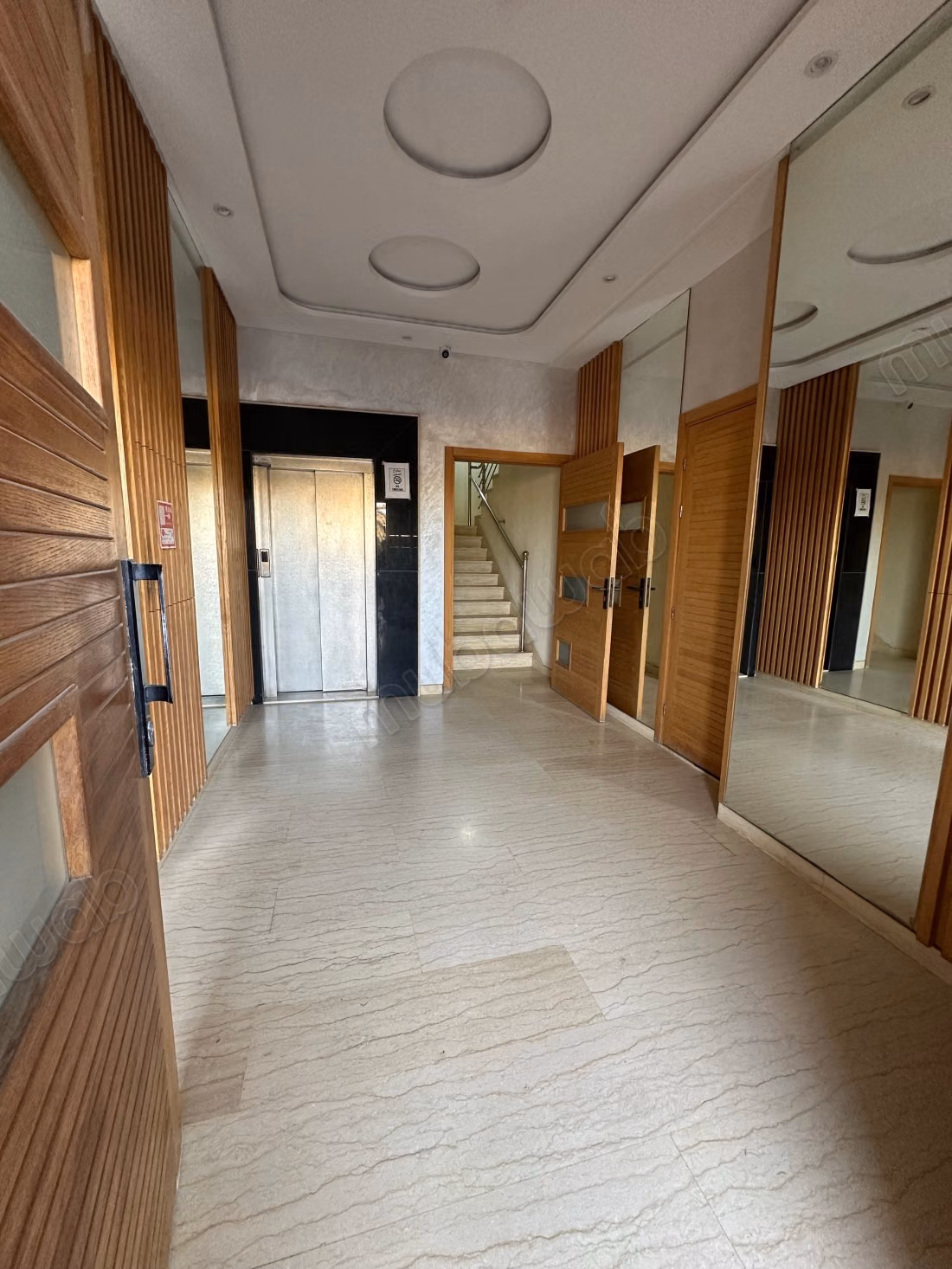 For sale offices in Nassim 1. Area of 65 m². Double glazed windows and central heating