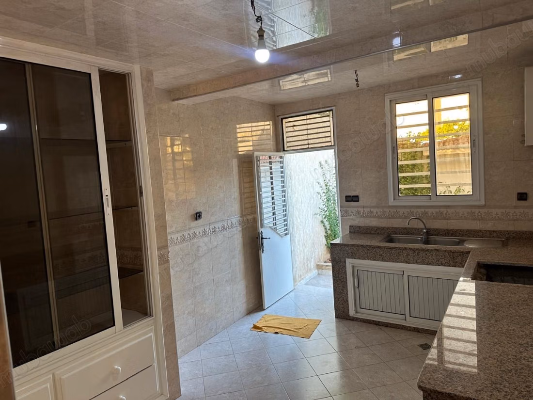 Uitstekend huis te koop in Sharaf. 3 uitstekende kamers