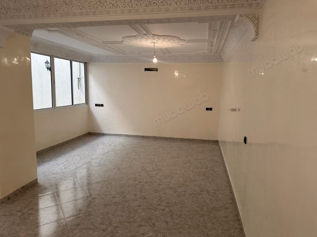 Uitstekend huis te koop in Sharaf. 3 uitstekende kamers