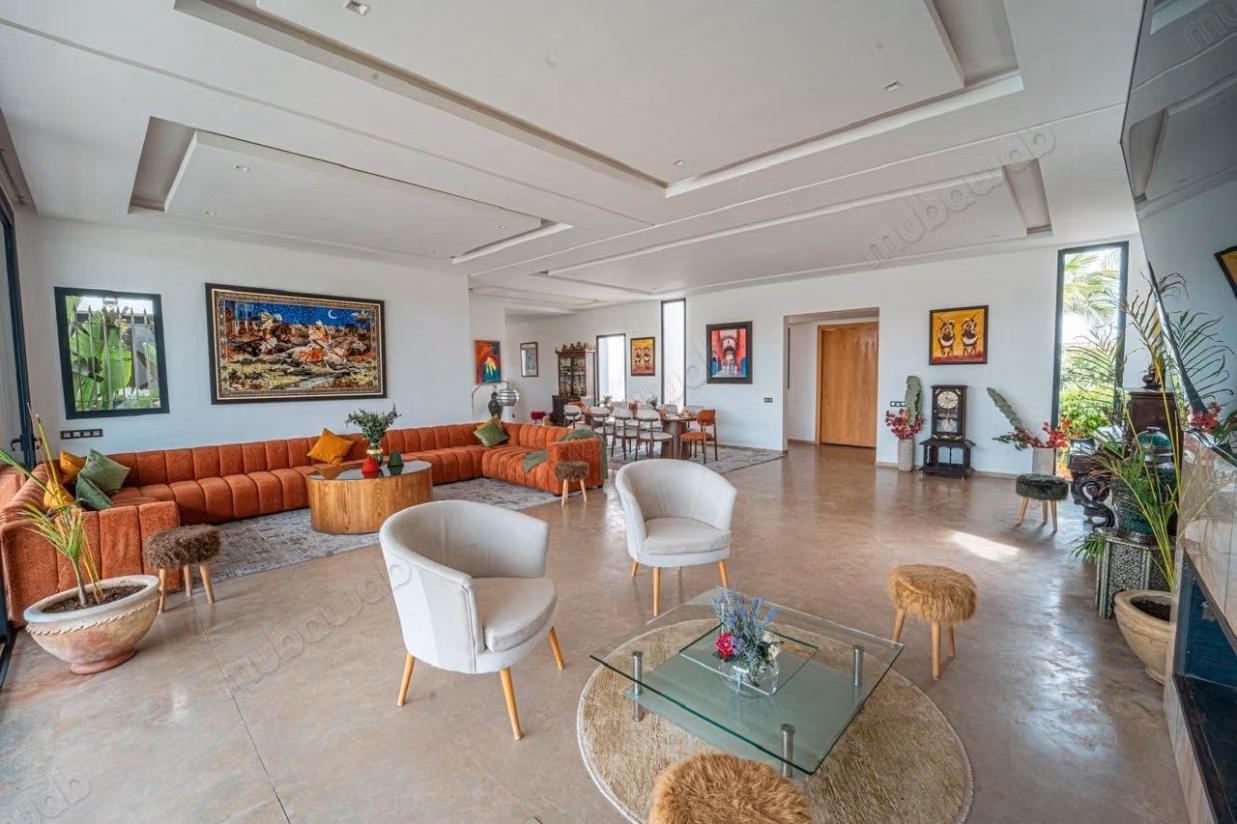 Villa de luxe à louer à Route de Ouarzazate.
Sous location.
Bien meublé