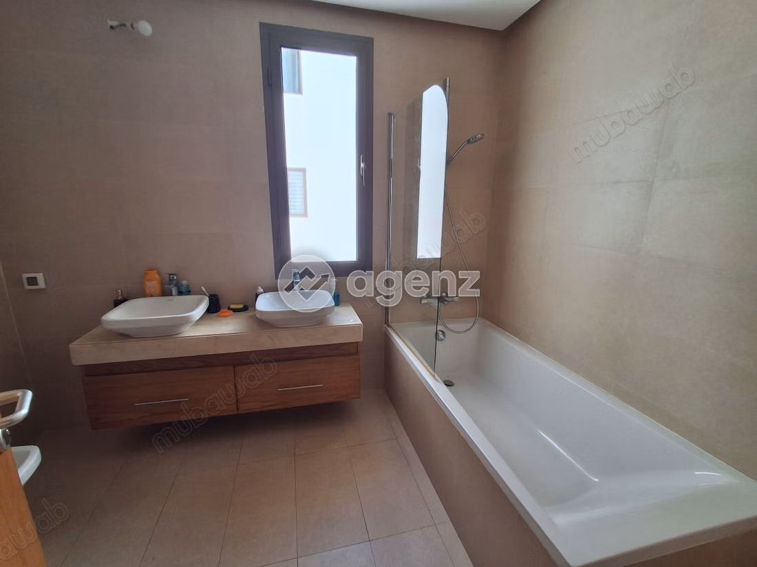 Appartement à vendre 250 m², 2 chambres 
Marina Ouest Salé