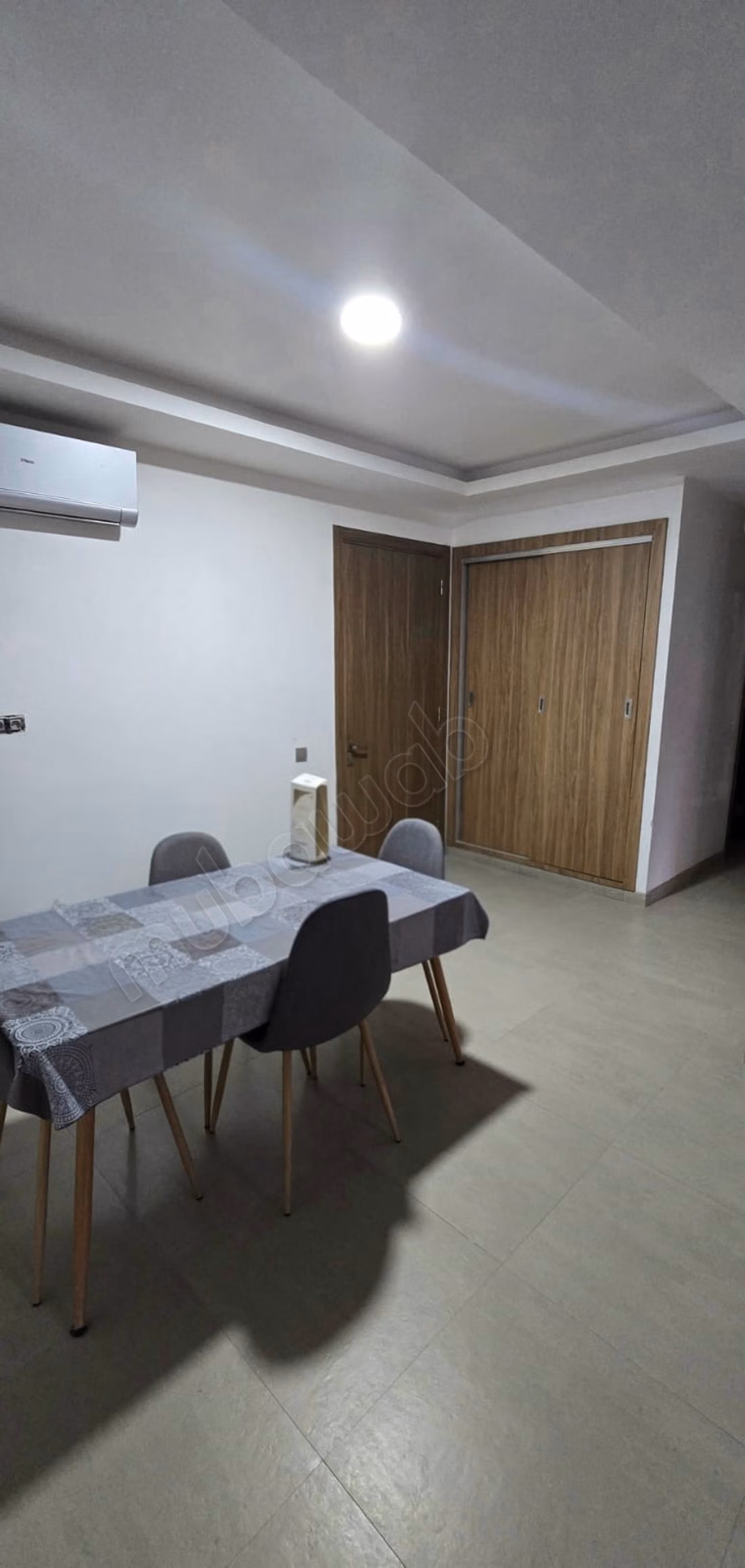 Très bel appartement en location à Route Casablanca. 
1 belle chambre. 
Meublé
