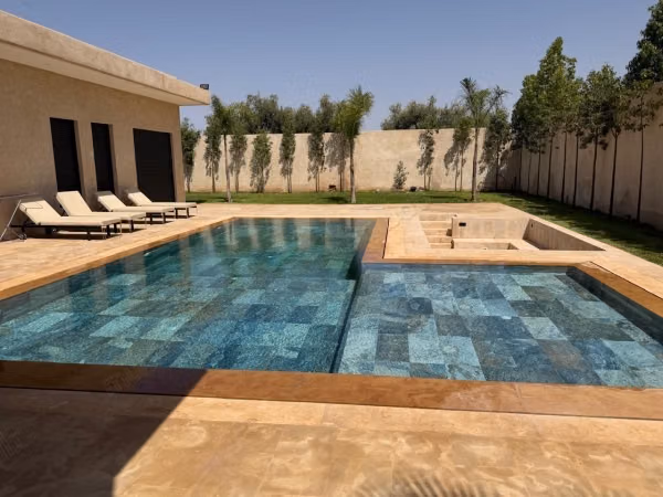 Somptueuse villa à louer à Route de Ouarzazate. 
3 chambres. 
Bien meublé