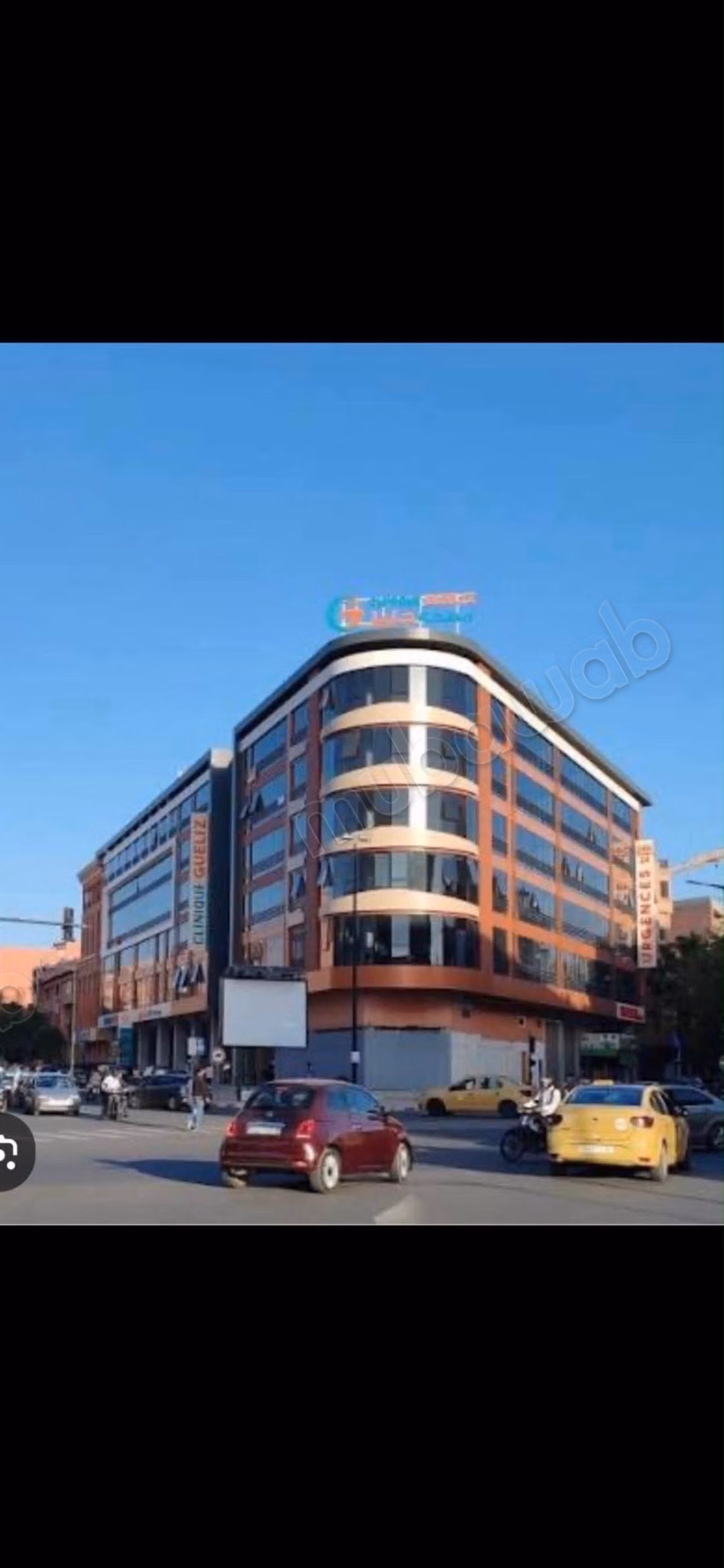Oficinas en alquiler en Guéliz. Superficie total 124 m². Conserje y aire acondicionado