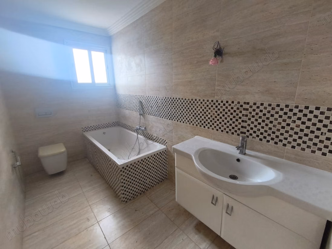 Affitto villa di lusso a La Soukra Ville. 7 camere confortevoli. Posti auto e giardino