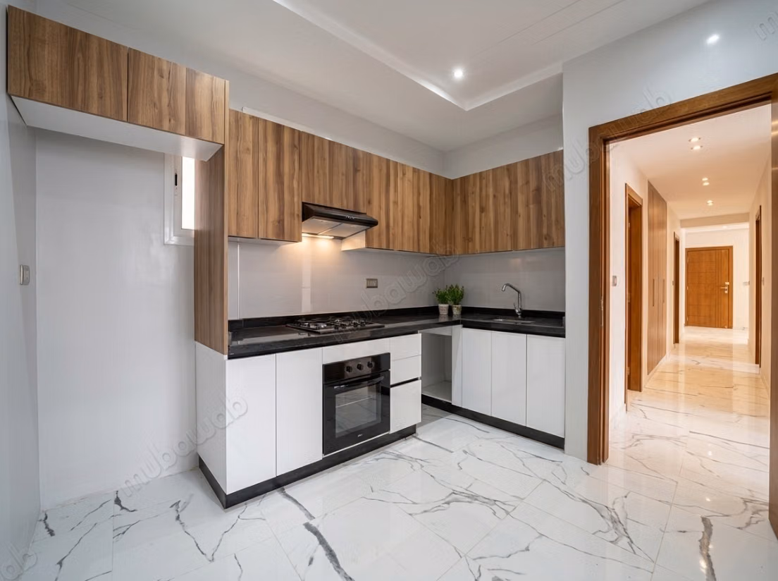 Superbe appartement à vendre à Marjane. 
3 belles chambres. 
Fenêtres double vitrage