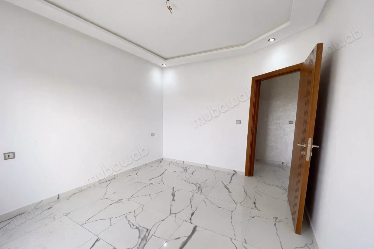 Superbe appartement à vendre à Marjane. 
3 belles chambres. 
Fenêtres double vitrage