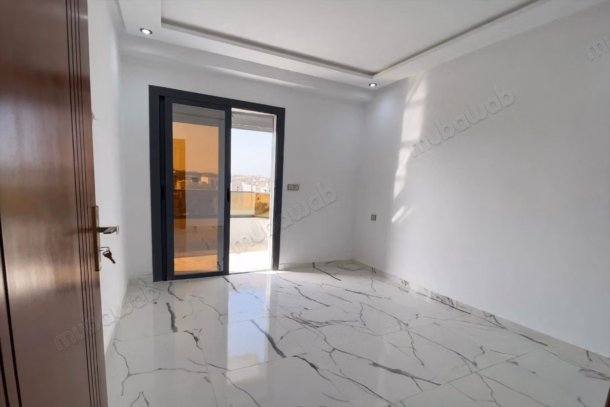 Superbe appartement à vendre à Marjane. 
3 belles chambres. 
Fenêtres double vitrage