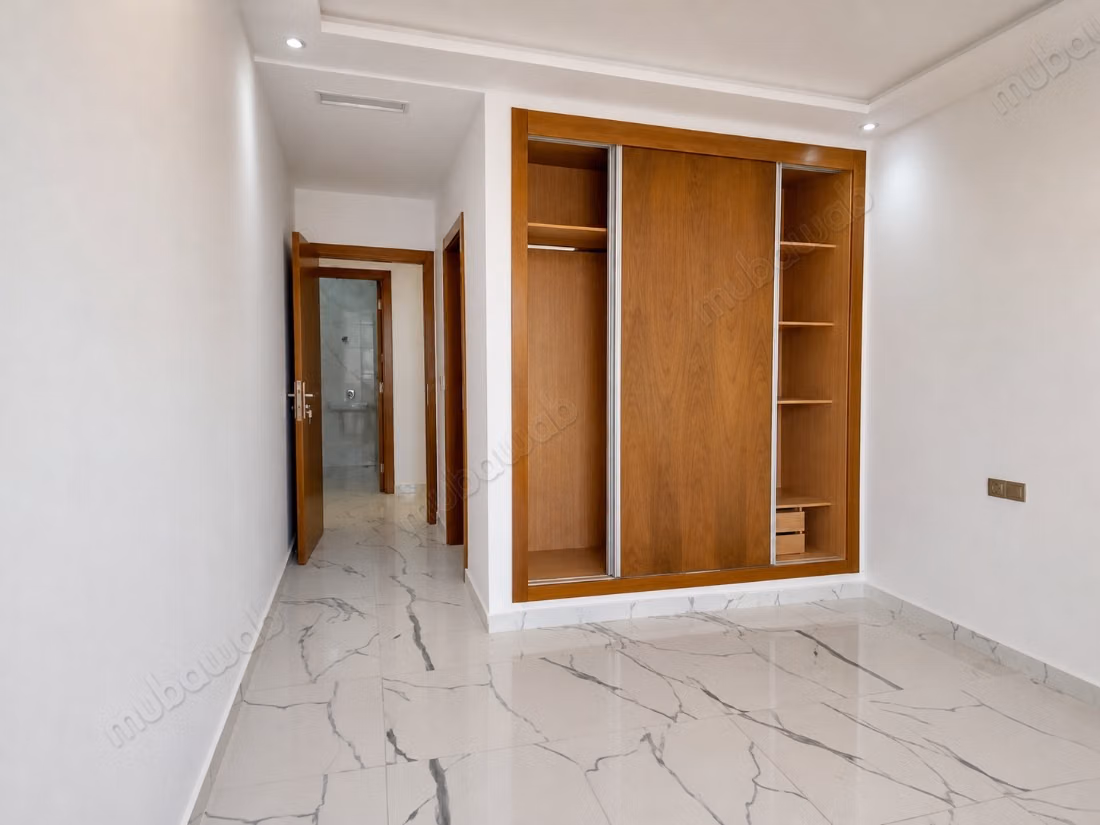 Superbe appartement à vendre à Marjane. 
3 belles chambres. 
Fenêtres double vitrage