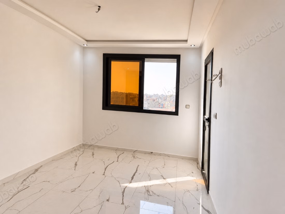 Superbe appartement à vendre à Marjane. 
3 belles chambres. 
Fenêtres double vitrage