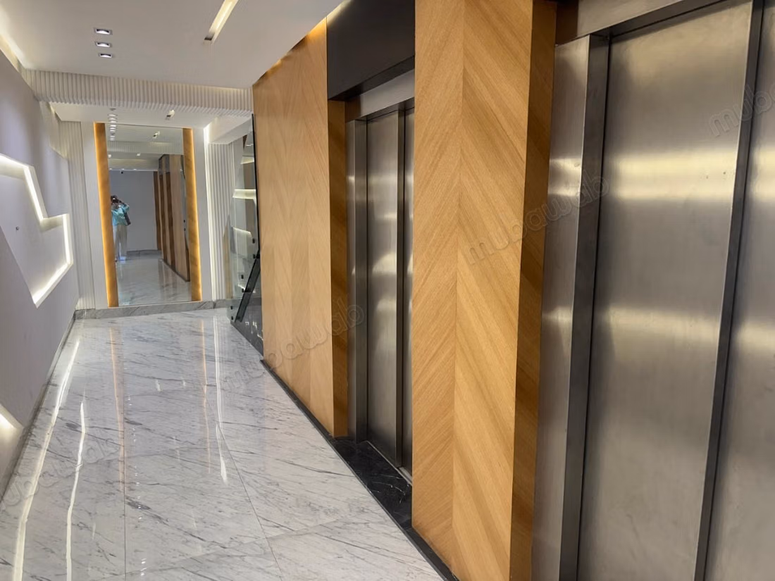Beaux bureaux à louer à Californie. 
Superficie 65 m². 
Résidence avec concierge, climatisation générale