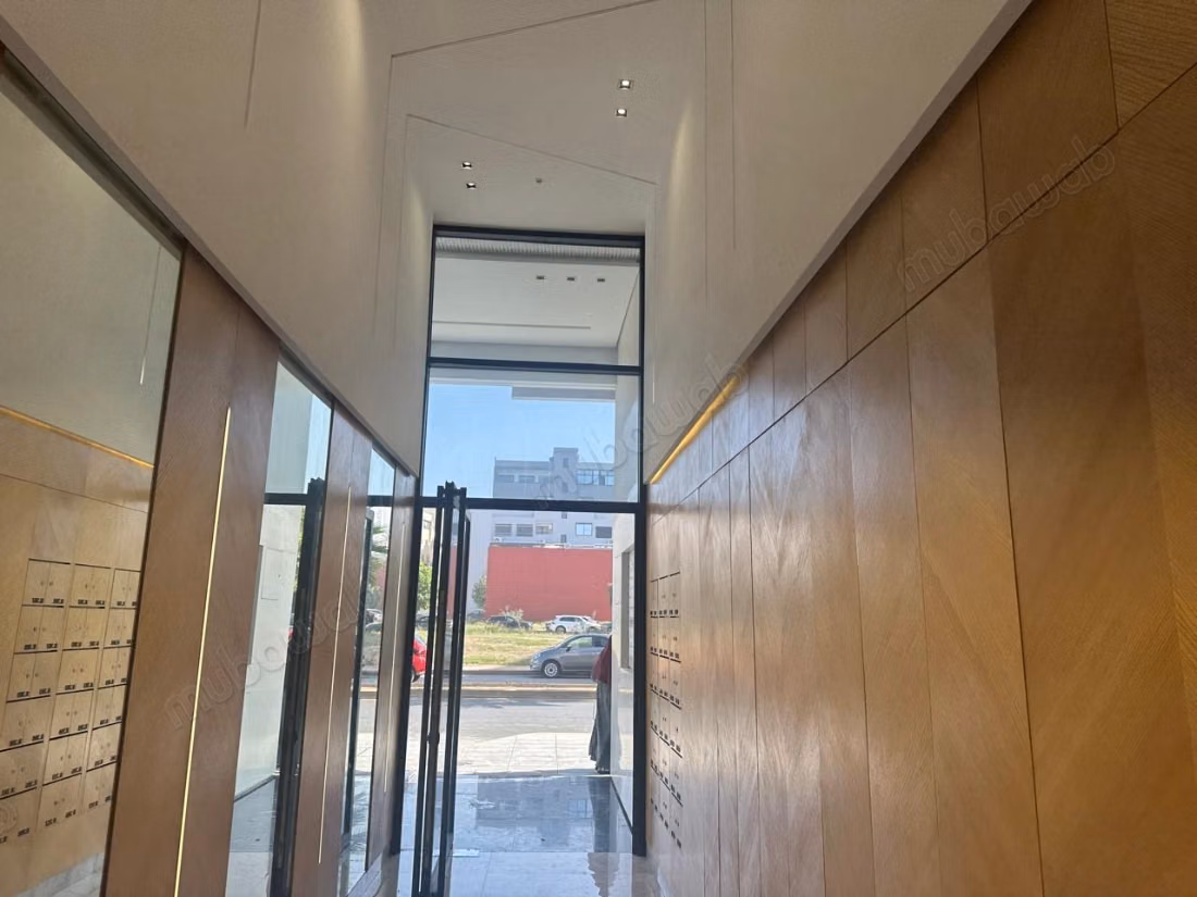 Beaux bureaux à louer à Californie. 
Superficie 65 m². 
Résidence avec concierge, climatisation générale