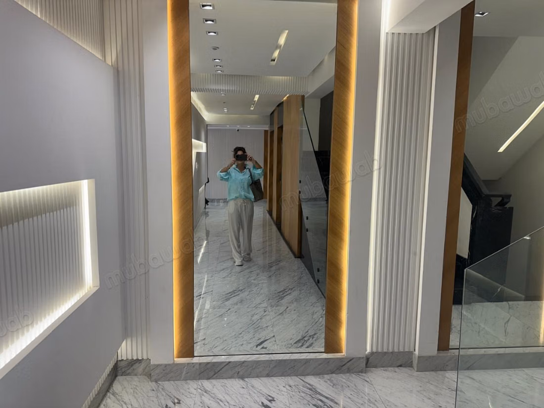 Beaux bureaux à louer à Californie. 
Superficie 65 m². 
Résidence avec concierge, climatisation générale
