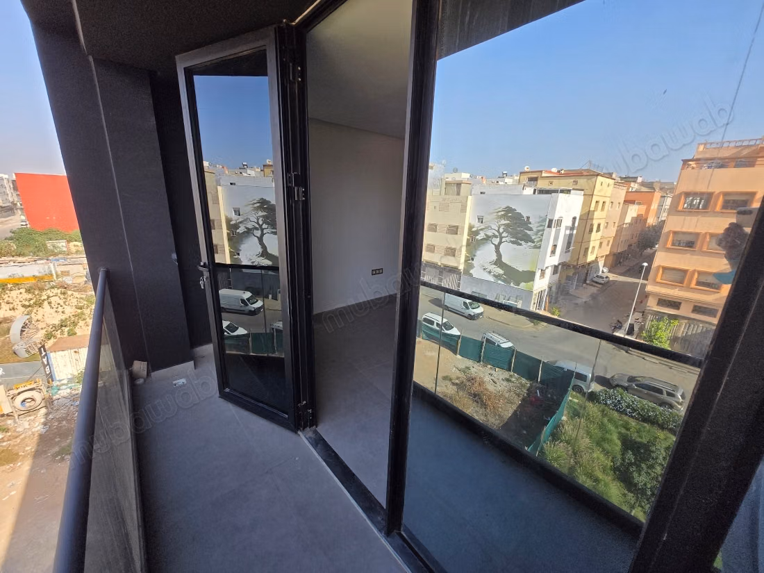 Beaux bureaux à louer à Californie. 
Superficie 65 m². 
Résidence avec concierge, climatisation générale