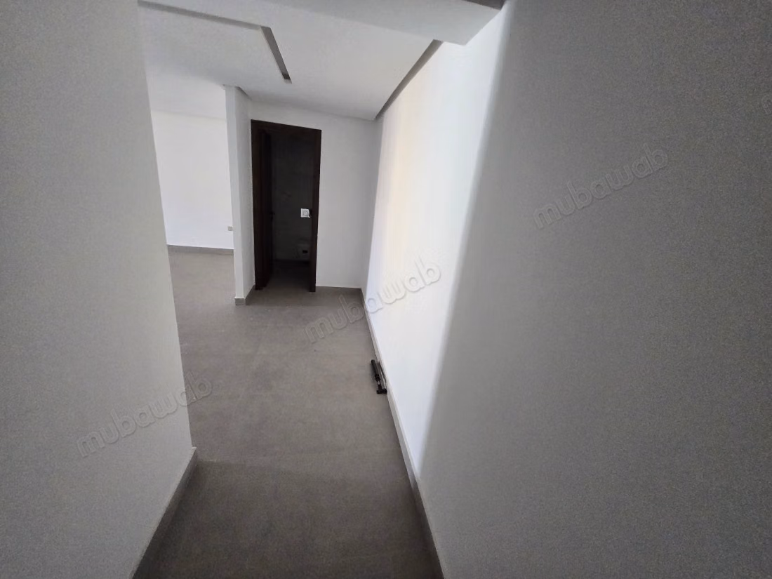 Beaux bureaux à louer à Californie. 
Superficie 65 m². 
Résidence avec concierge, climatisation générale