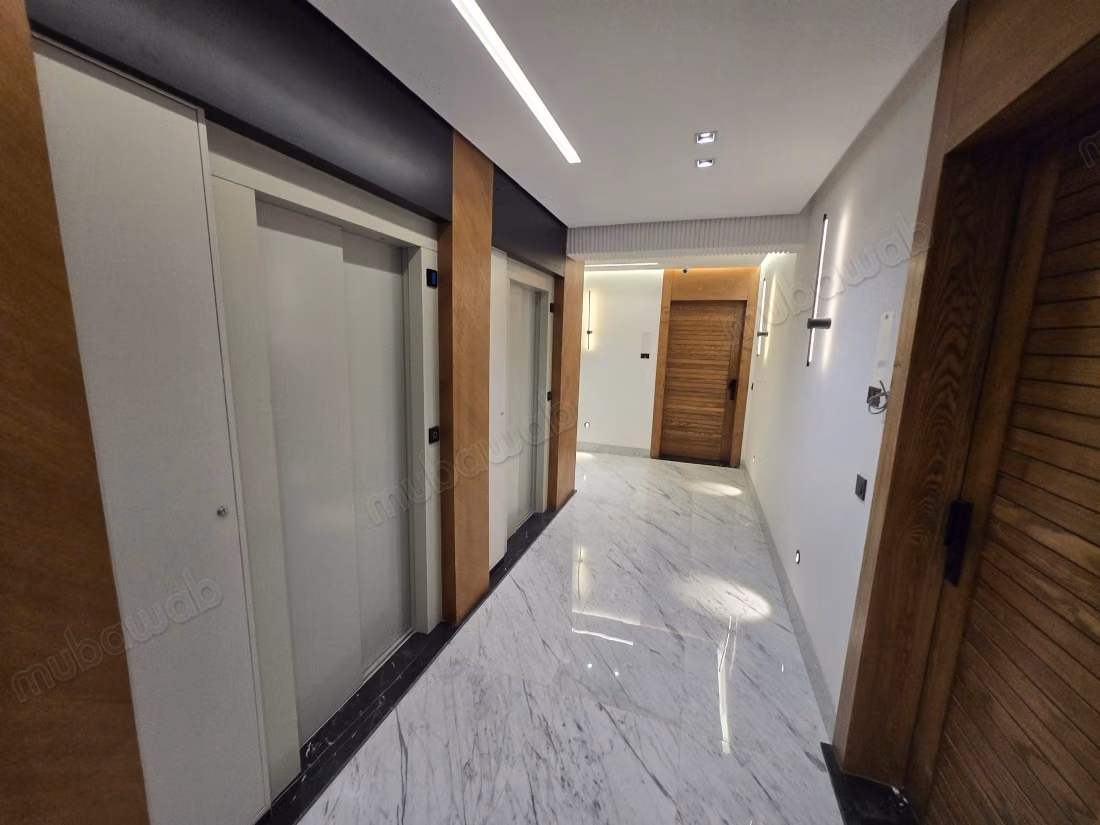 Beaux bureaux à louer à Californie. 
Superficie 65 m². 
Résidence avec concierge, climatisation générale