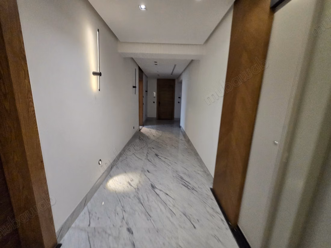 Beaux bureaux à louer à Californie. 
Superficie 65 m². 
Résidence avec concierge, climatisation générale