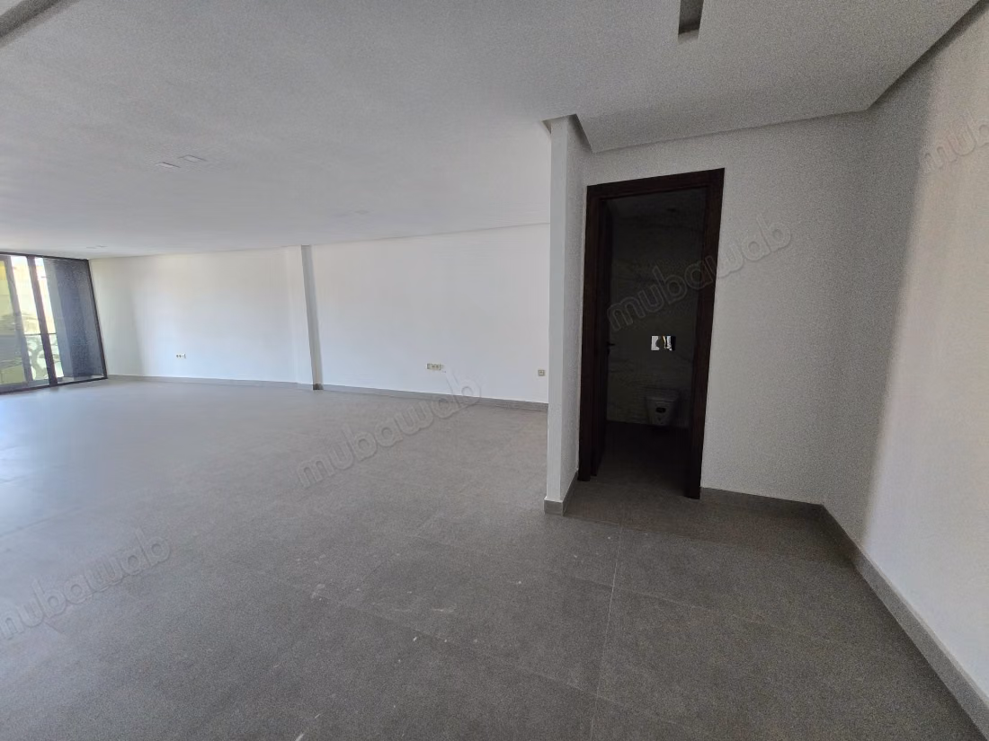 Beaux bureaux à louer à Californie. 
Superficie 65 m². 
Résidence avec concierge, climatisation générale