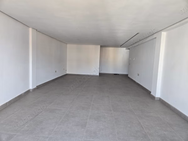 Beaux bureaux à louer à Californie. 
Superficie 65 m². 
Résidence avec concierge, climatisation générale